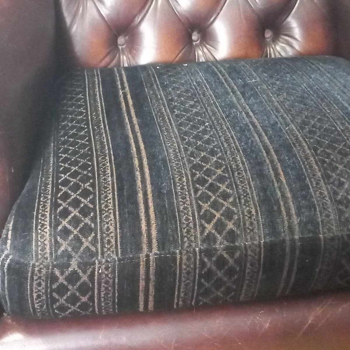 Ensemble de deux fauteuils Chesterfield à oreilles-photo-8