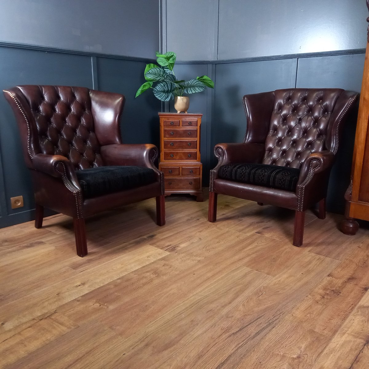 Ensemble de deux fauteuils Chesterfield à oreilles