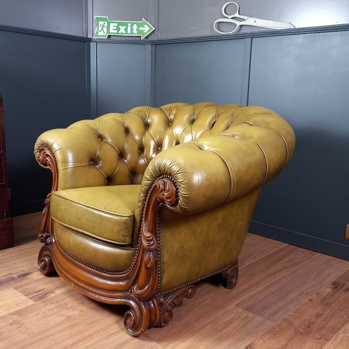 Vintage Baroque-style Chesterfield Club Chair-photo-2