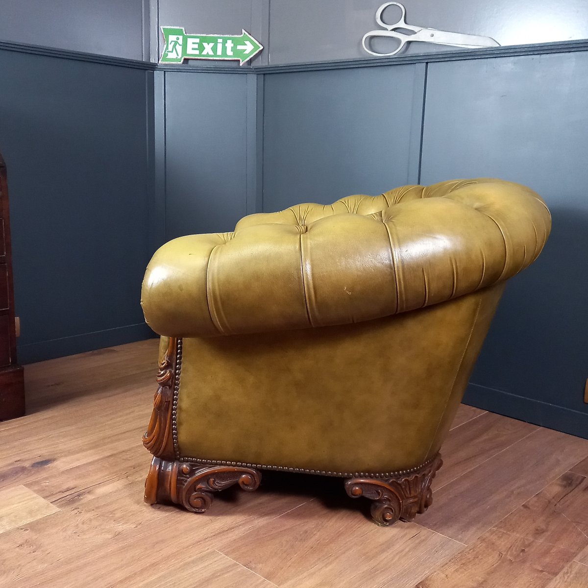 Vintage Baroque-style Chesterfield Club Chair-photo-3