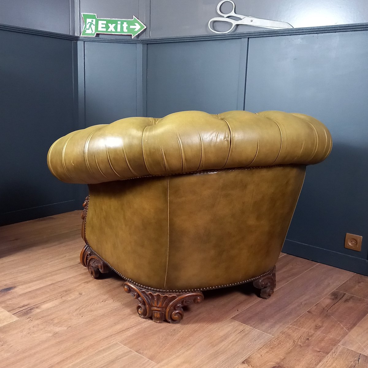 Vintage Baroque-style Chesterfield Club Chair-photo-4
