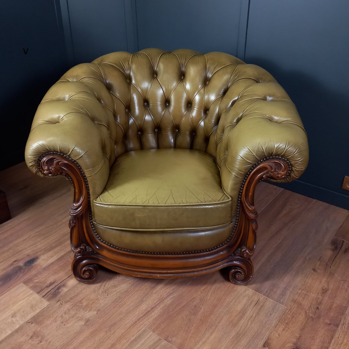 Vintage Baroque-style Chesterfield Club Chair-photo-8