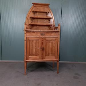 Meuble unique en pin ancien avec sculptures sur bois