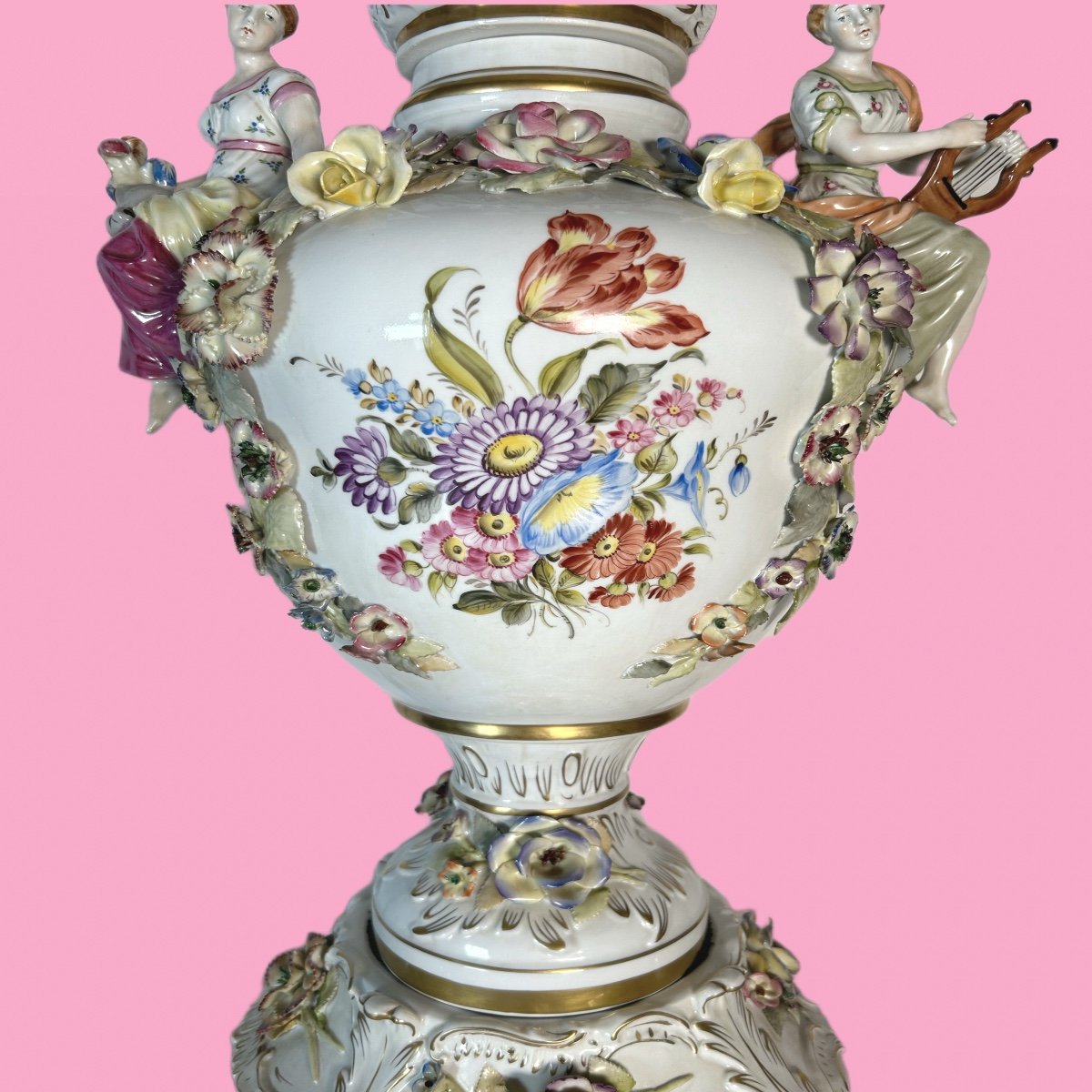A Porcelain Saxony Vase 20th Century-photo-1