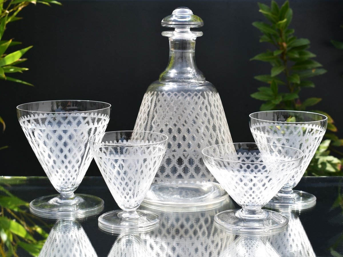 Baccarat "Alhambra / Bruxelles" Grand service en cristal gravé avec 2 carafes