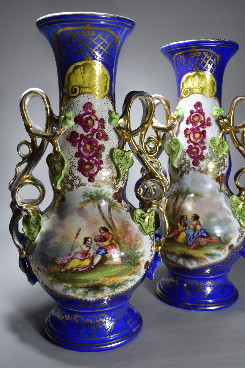 Paire De Vases En Porcelaine . XIX ème