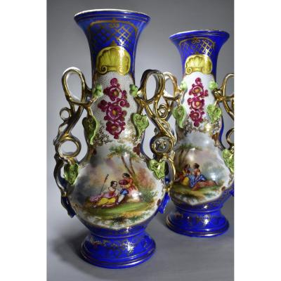 Paire De Vases En Porcelaine . XIX ème