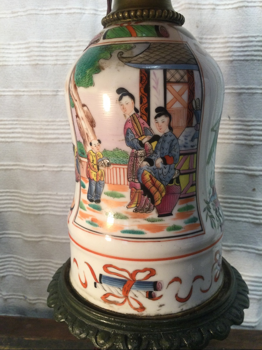 Lampe en porcelaine décorée au chinois, époque 19ème siècle.