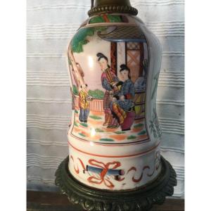 Lampe en porcelaine décorée au chinois, époque 19ème siècle.
