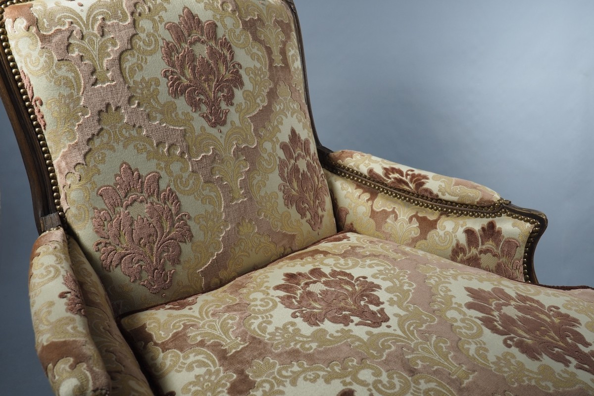 Fauteuil bergère, restaurée, France, XVIIIᵉ siècle, époque Louis XV, tissu velours damassé