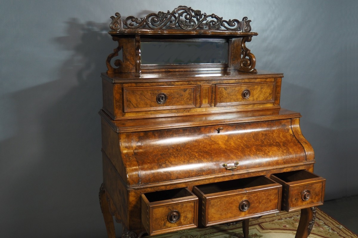 Bureau d’époque Napoléon III, XIX,  avec placage en ronce de noyer et tiroirs secrets