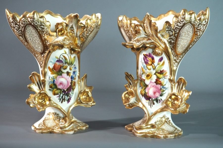 Paire de vases en porcelaine de Paris XIXe