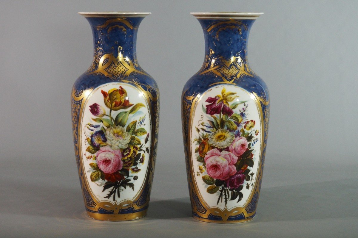 Paire de grands vases en porcelaine de Paris – milieu XIX siècle
