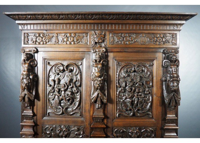 Cabinet en bois sculpté 17ème siècle