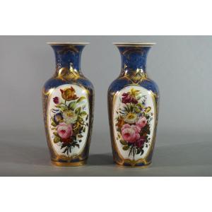 Paire de grands vases en porcelaine de Paris – milieu XIX siècle