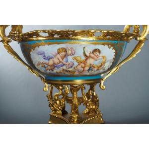 Grande coupe en porcelaine, monture en bronze doré - style SEVRES