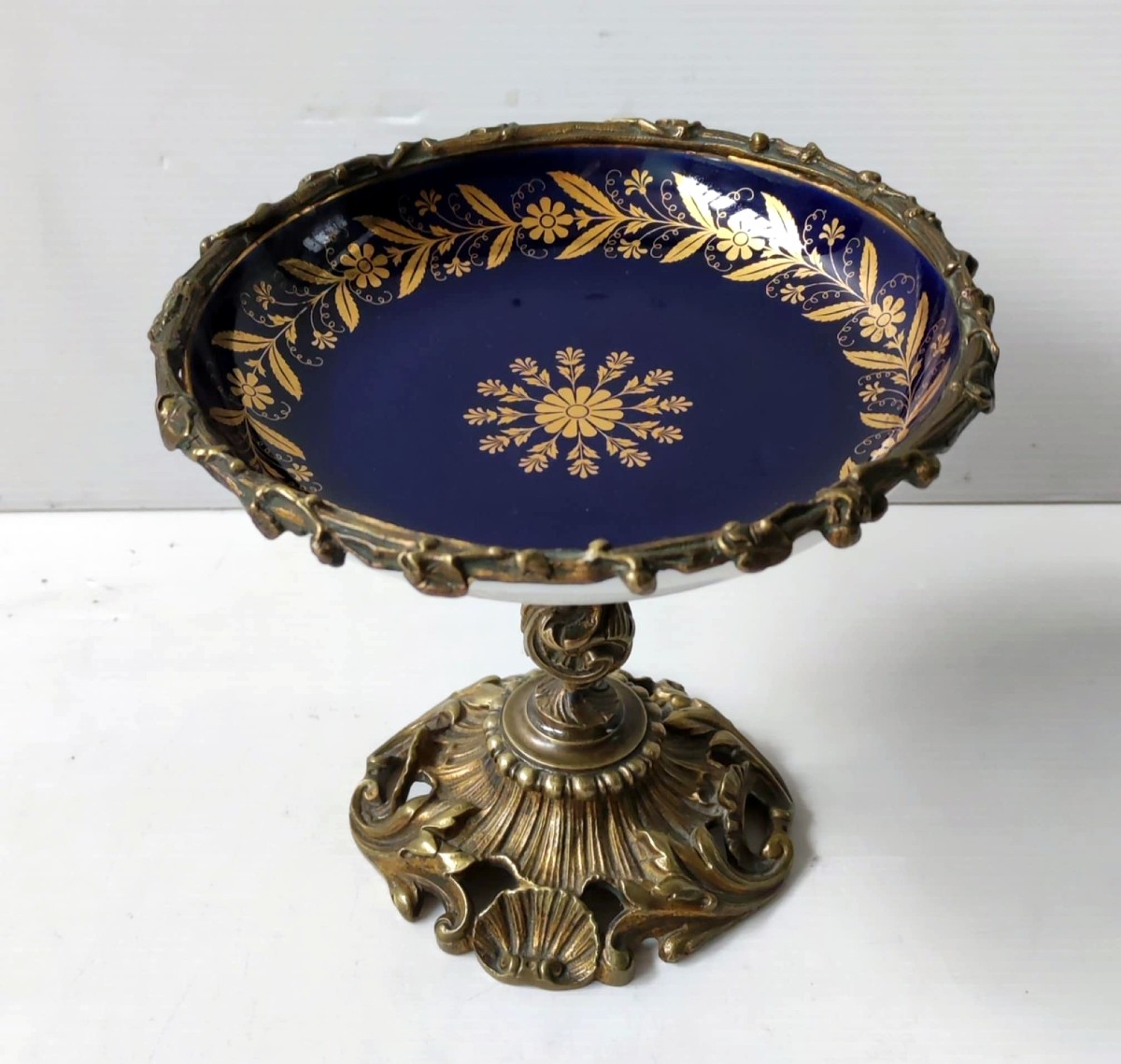 COUPE SUR PIED BRONZE CISELE PORCELAINE BLEU DE SEVRES DECOR DORE NAPOLEON III