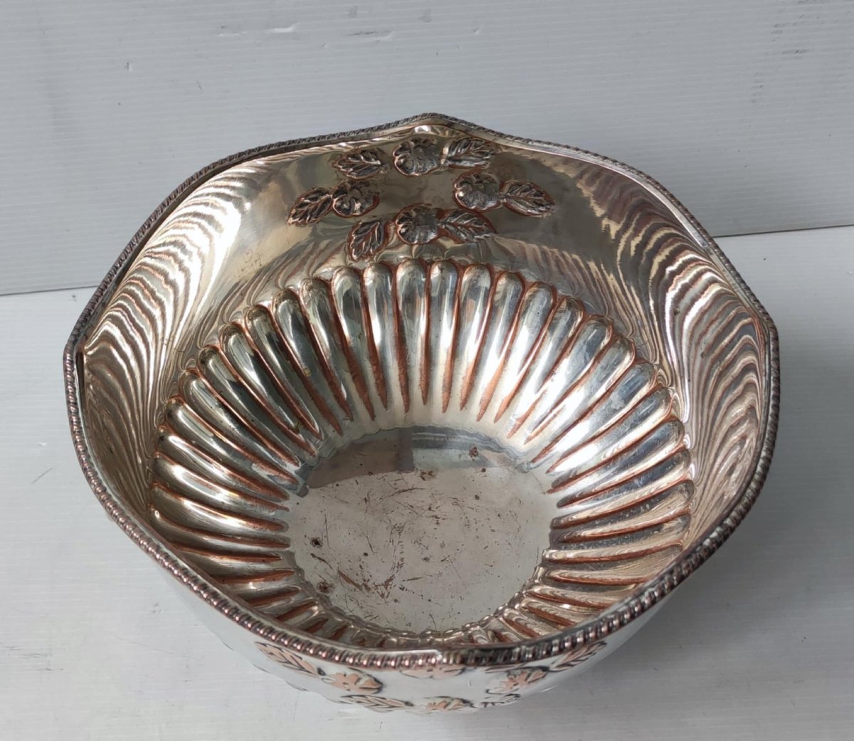 COUPE A ANSE PLAQUE ARGENT SILVER ON COPPER ENGLAND DECOR FRUITS TETE DE LION-photo-1