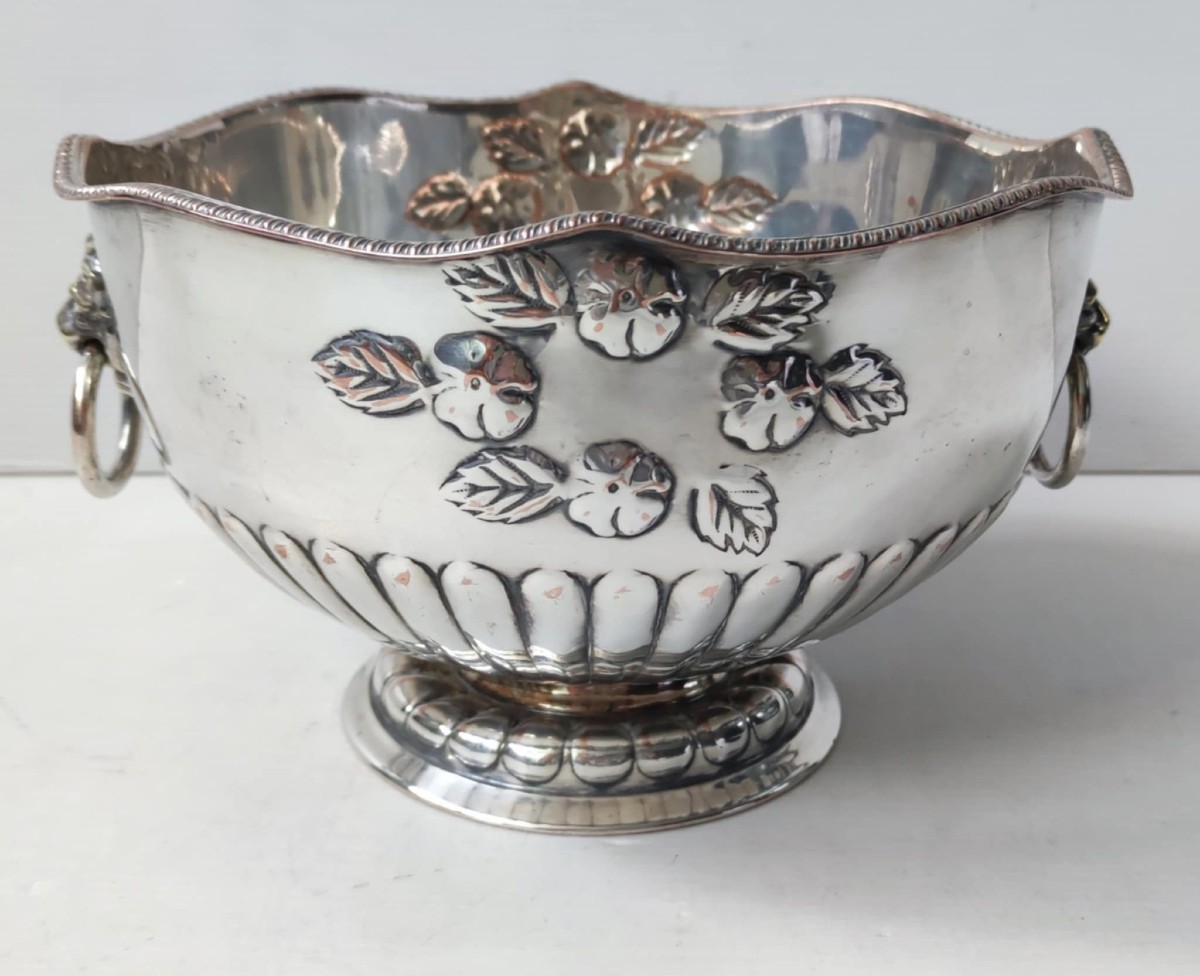 COUPE A ANSE PLAQUE ARGENT SILVER ON COPPER ENGLAND DECOR FRUITS TETE DE LION