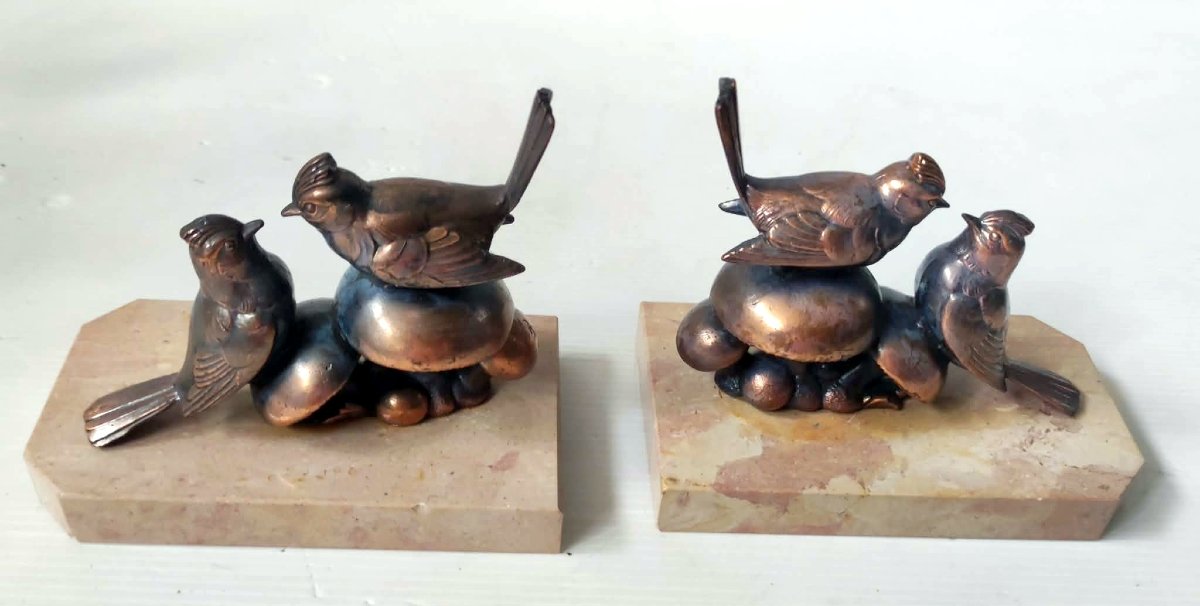Animal-themed Bookend Featuring A Chicken Perched On Mushrooms, With A Marble Art Deco Base