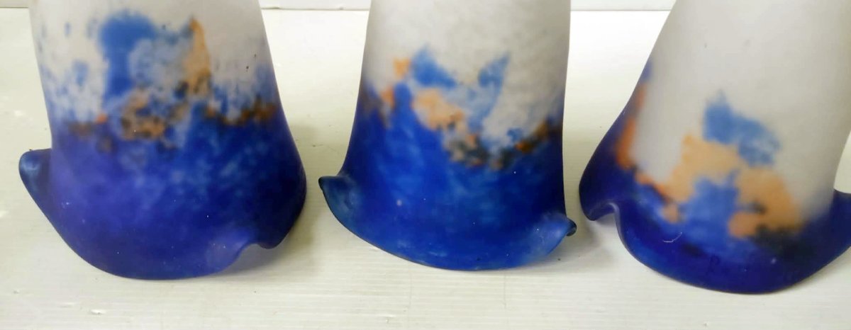 3 TULIPE PATE DE VERRE BLEU ET BLANC SIGNE RETHONDES POUR LUSTRE APPLIQUE 1920-photo-2