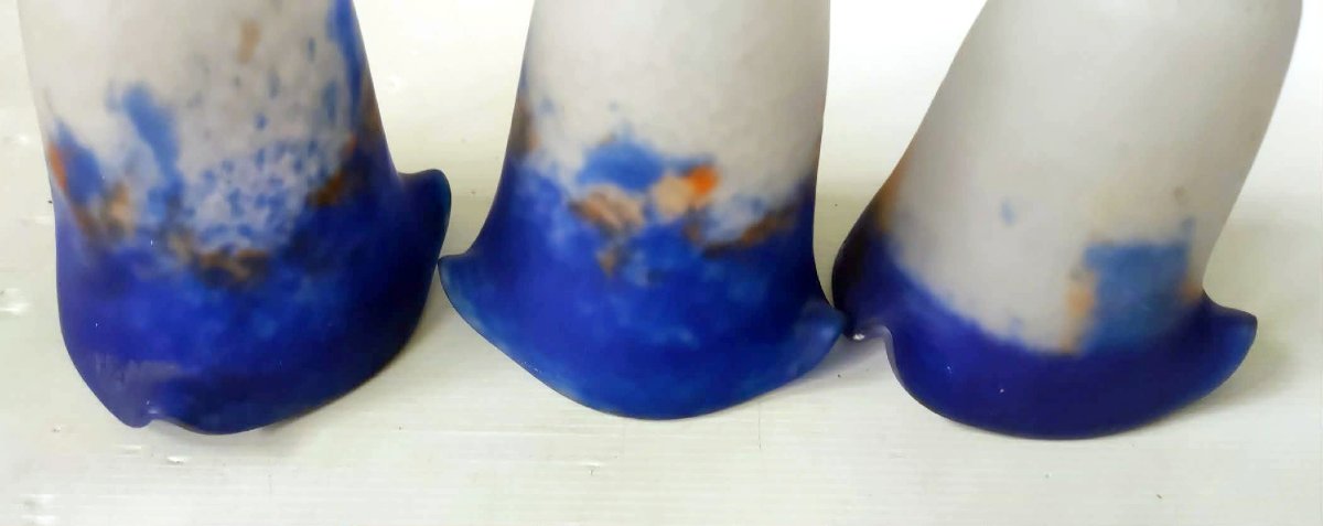 3 TULIPE PATE DE VERRE BLEU ET BLANC SIGNE RETHONDES POUR LUSTRE APPLIQUE 1920-photo-3