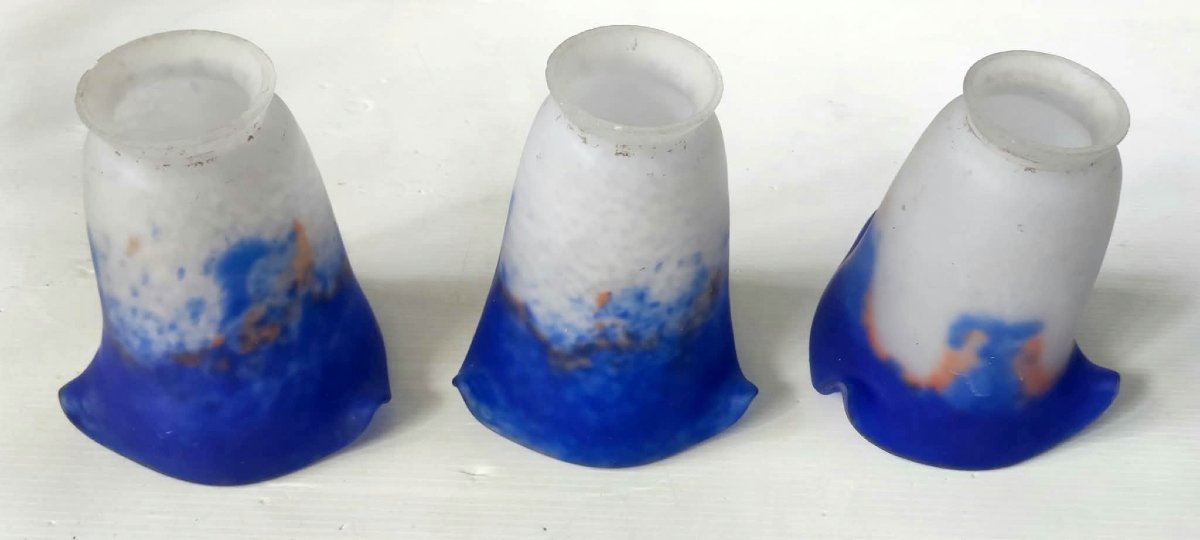 3 TULIPE PATE DE VERRE BLEU ET BLANC SIGNE RETHONDES POUR LUSTRE APPLIQUE 1920-photo-1