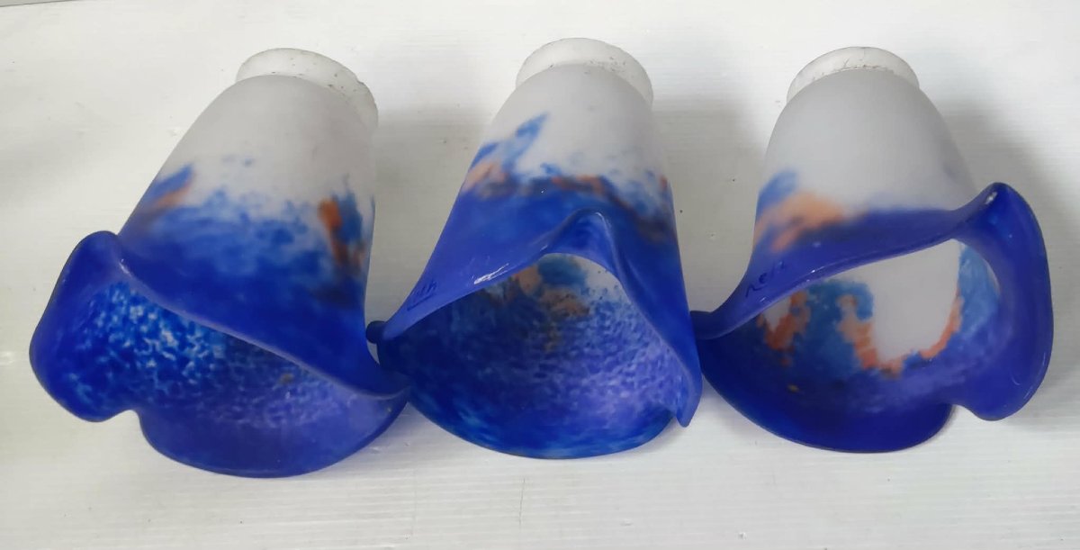 3 TULIPE PATE DE VERRE BLEU ET BLANC SIGNE RETHONDES POUR LUSTRE APPLIQUE 1920-photo-2