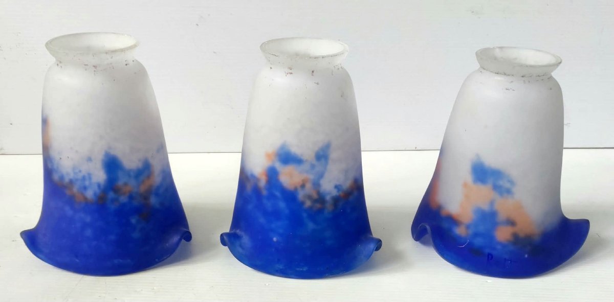 3 TULIPE PATE DE VERRE BLEU ET BLANC SIGNE RETHONDES POUR LUSTRE APPLIQUE 1920
