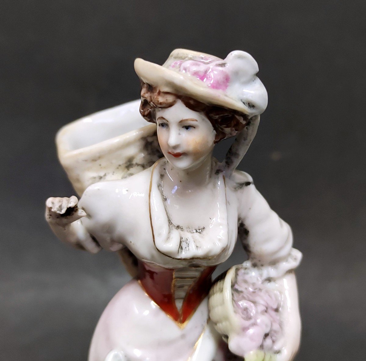 Statuette Femme Au Panier Porcelaine N Capodimonte Italie Décor Peint Main Ancienne-photo-2