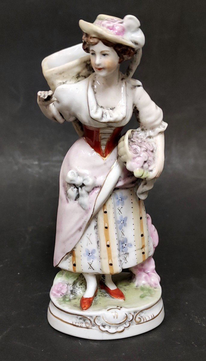 Statuette Femme Au Panier Porcelaine N Capodimonte Italie Décor Peint Main Ancienne