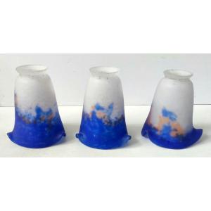 3 TULIPE PATE DE VERRE BLEU ET BLANC SIGNE RETHONDES POUR LUSTRE APPLIQUE 1920