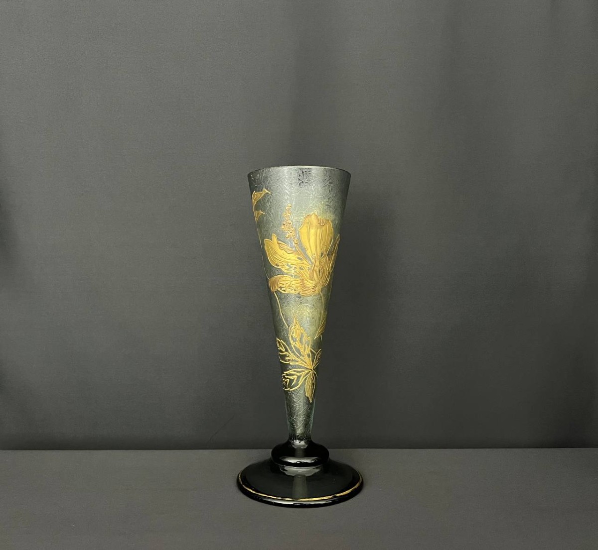 Vase Art Déco En Verre Soufflé Gravé à L’acide – Motif Floral Doré