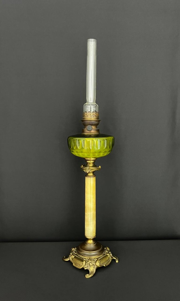 Grande lampe à pétrole ancienne – bronze, marbre et verre uranium 