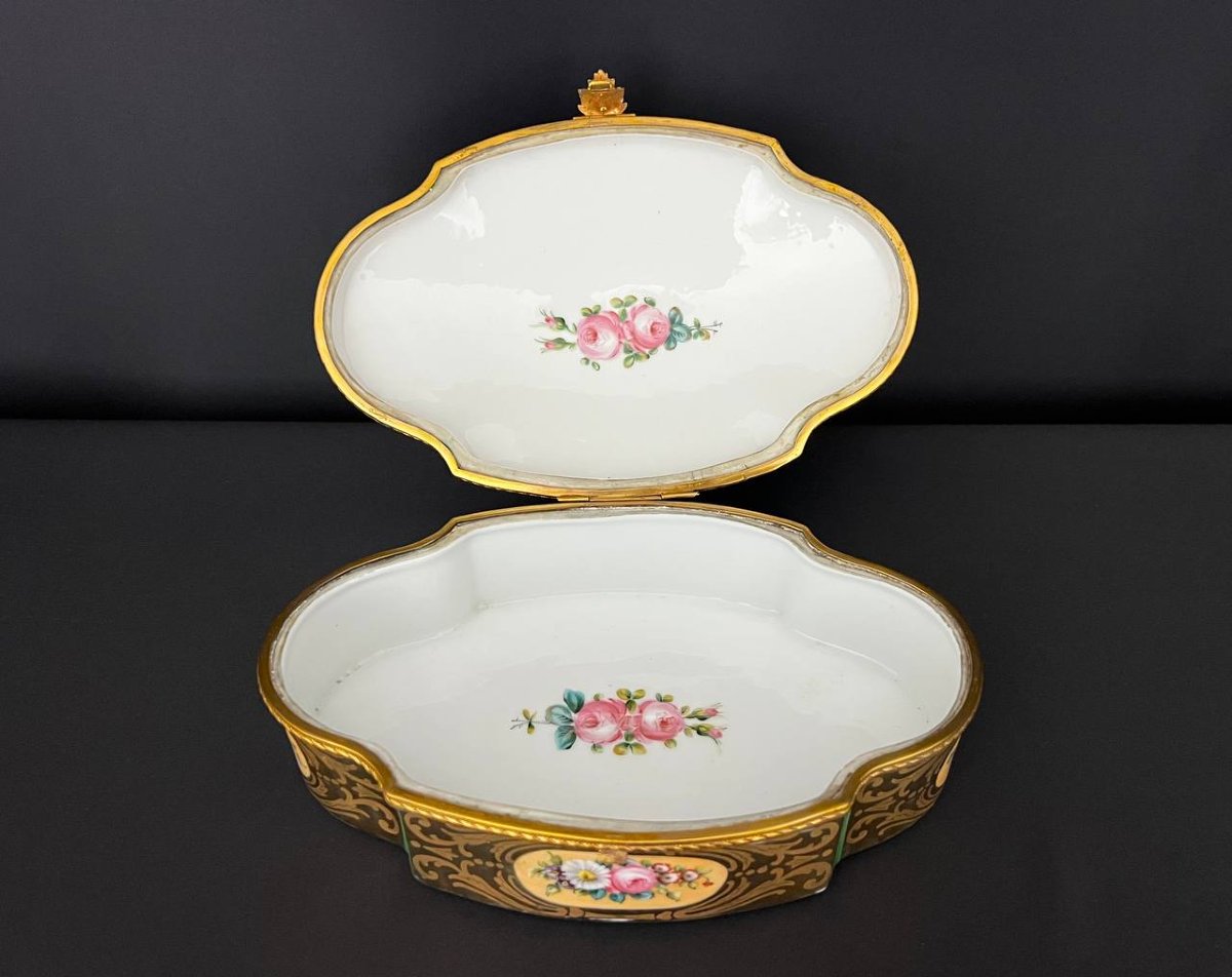 Raffinée boîte ancienne en porcelaine peinte à la main, décor floral et or fin-photo-5
