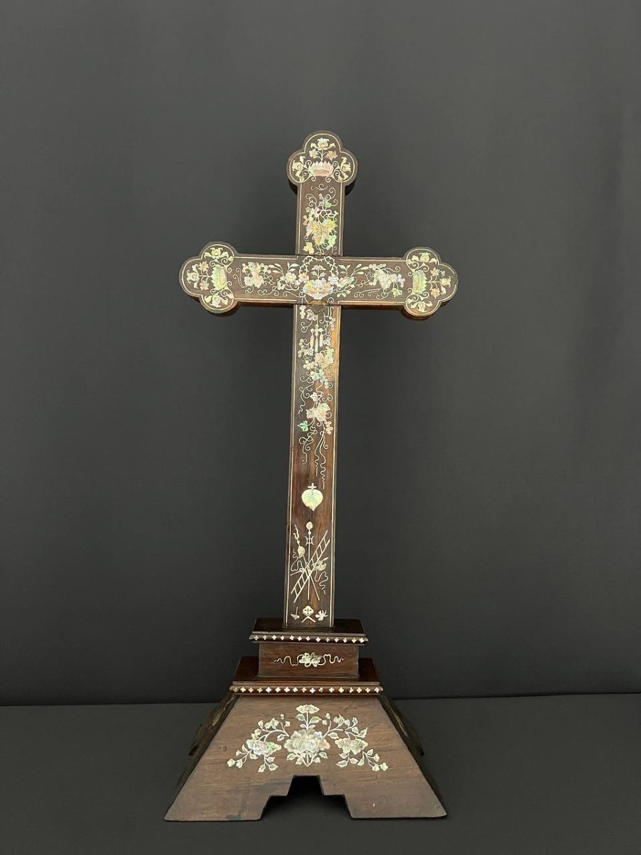 Large Dark Wood Crucifix Inlaid With Mother-of-pearl – Indochina (vietnam), Late 19th Century