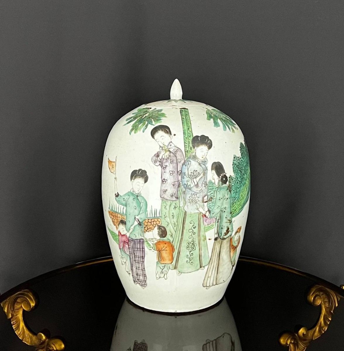 Pot couvert en porcelaine de Chine, famille verte, période République