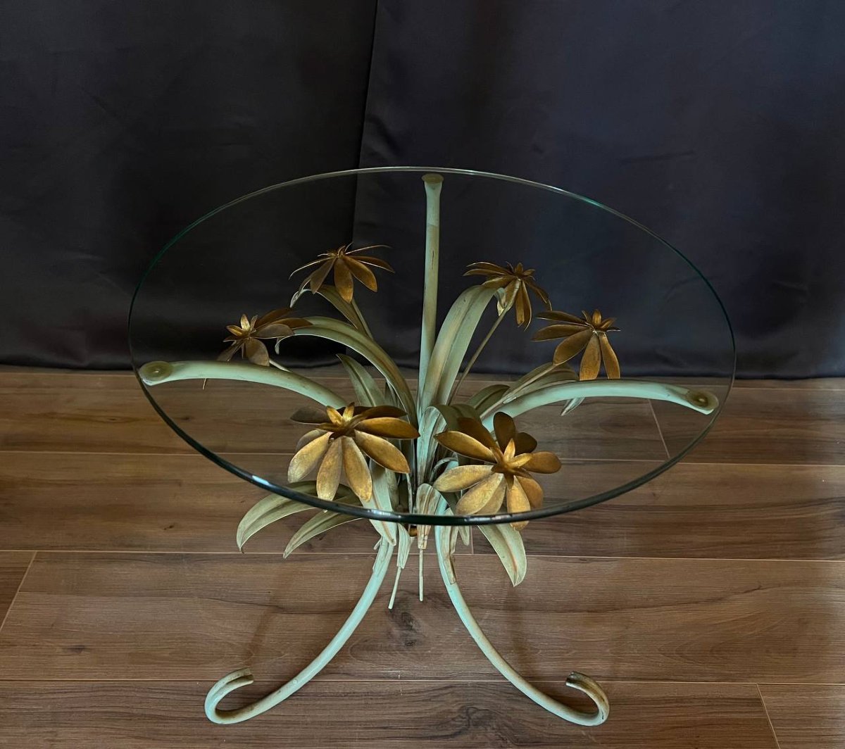 Table guéridon florale en métal doré et patiné, style Hollywood Regency, vers 1960-photo-3
