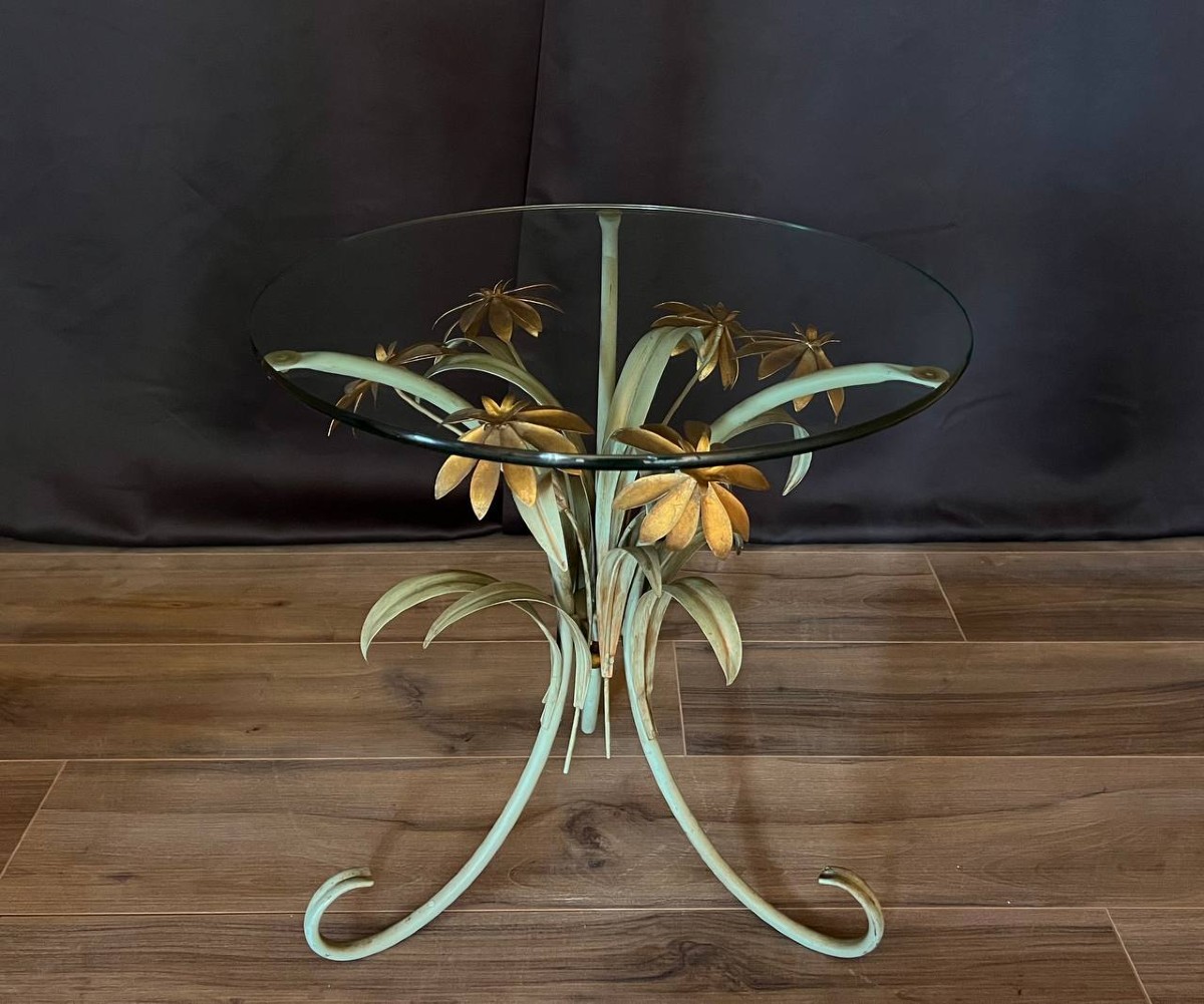 Table guéridon florale en métal doré et patiné, style Hollywood Regency, vers 1960