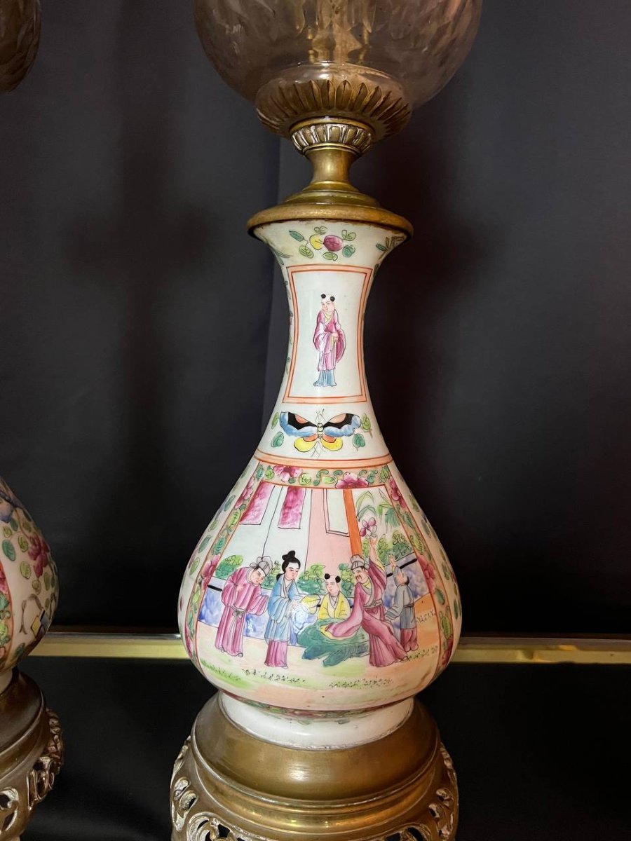 Paire de lampes à huile en porcelaine de Chine Canton, montures en bronze, XIXe siècle-photo-1