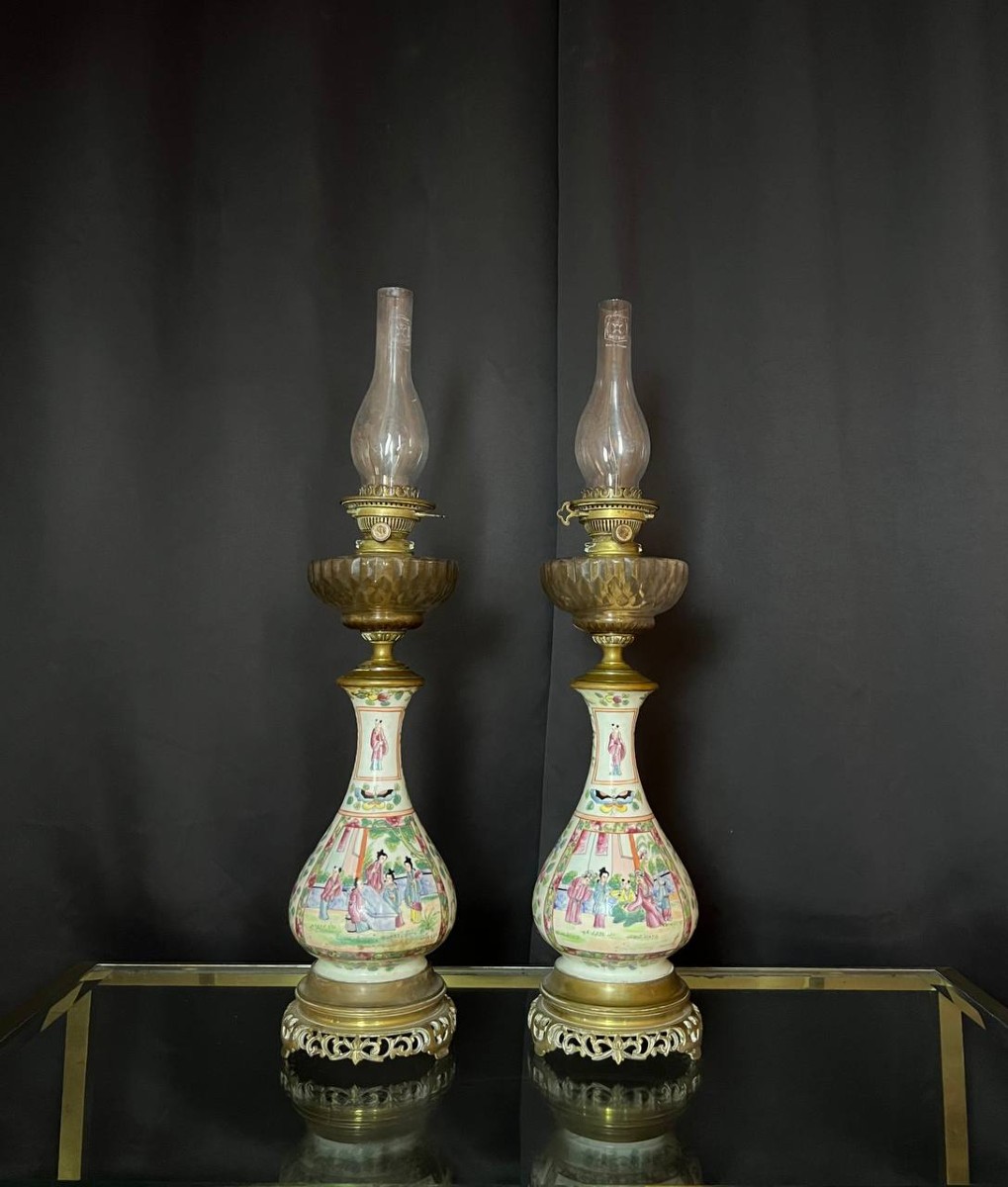 Paire de lampes à huile en porcelaine de Chine Canton, montures en bronze, XIXe siècle