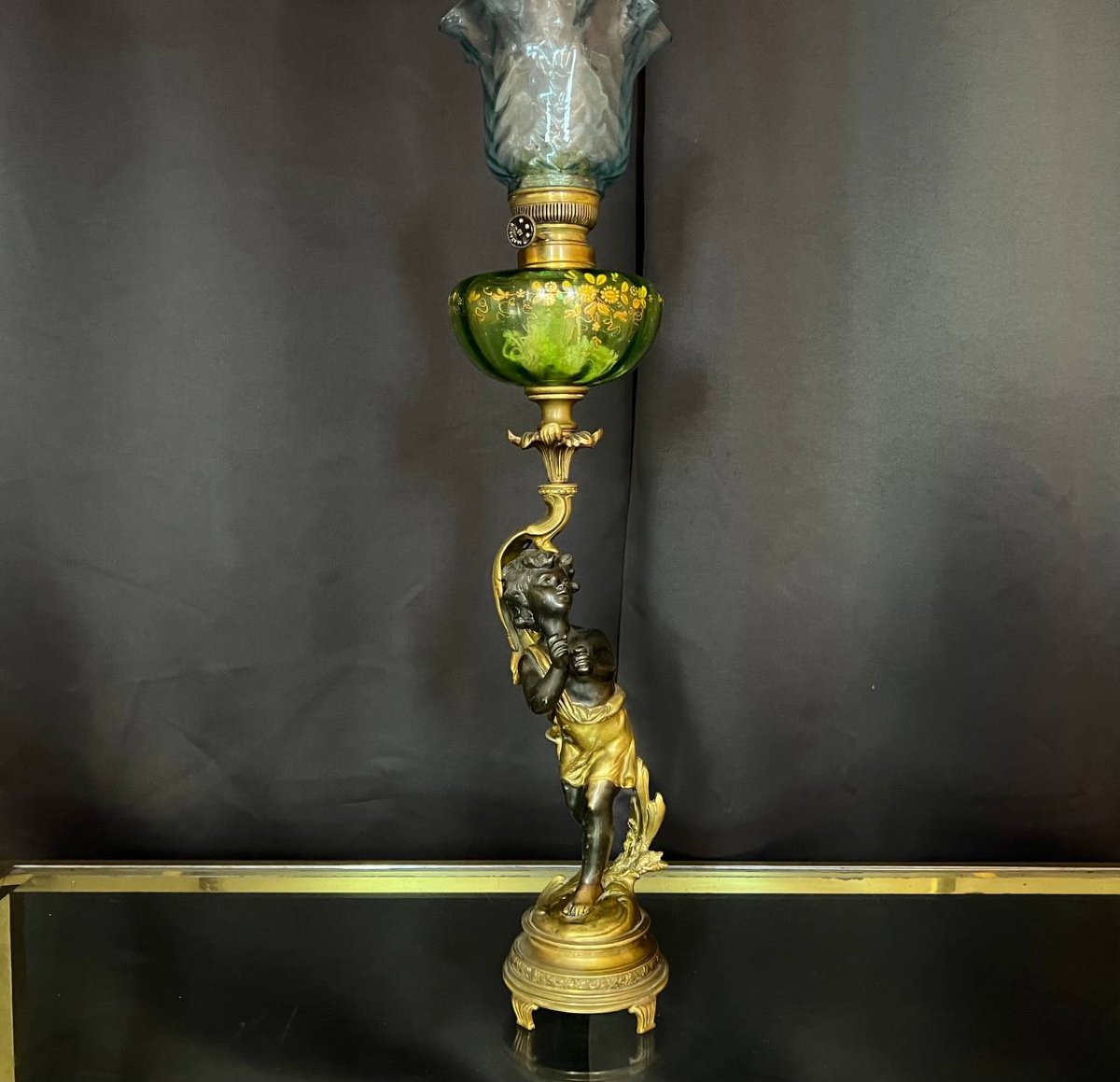 Lampe à huile XIXe en bronze et verre émaillé, décor au putto-photo-1