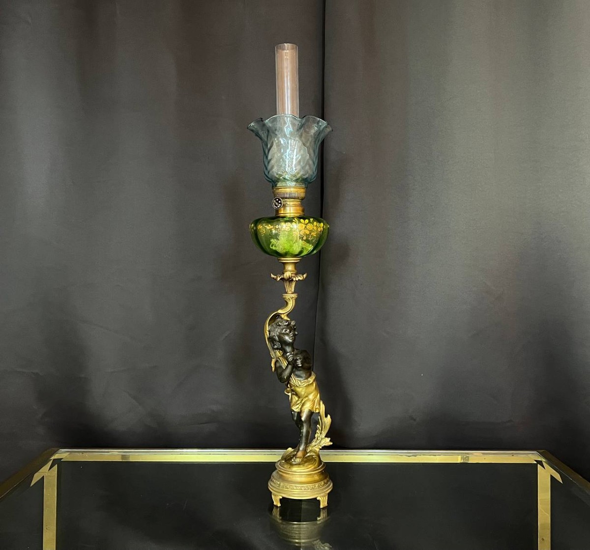 Lampe à huile XIXe en bronze et verre émaillé, décor au putto