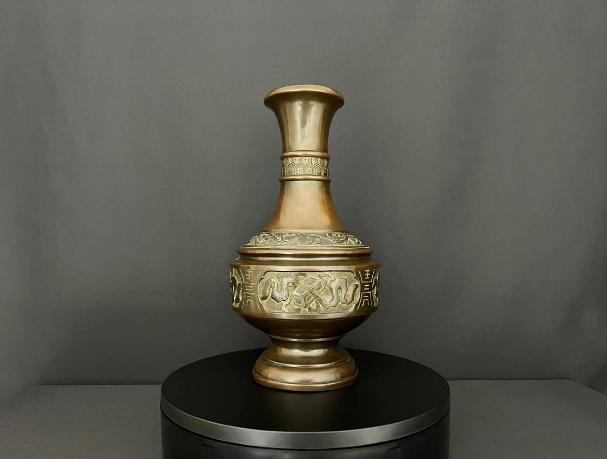 Grande vase en bronze décoré de motifs archaïsants, Chine