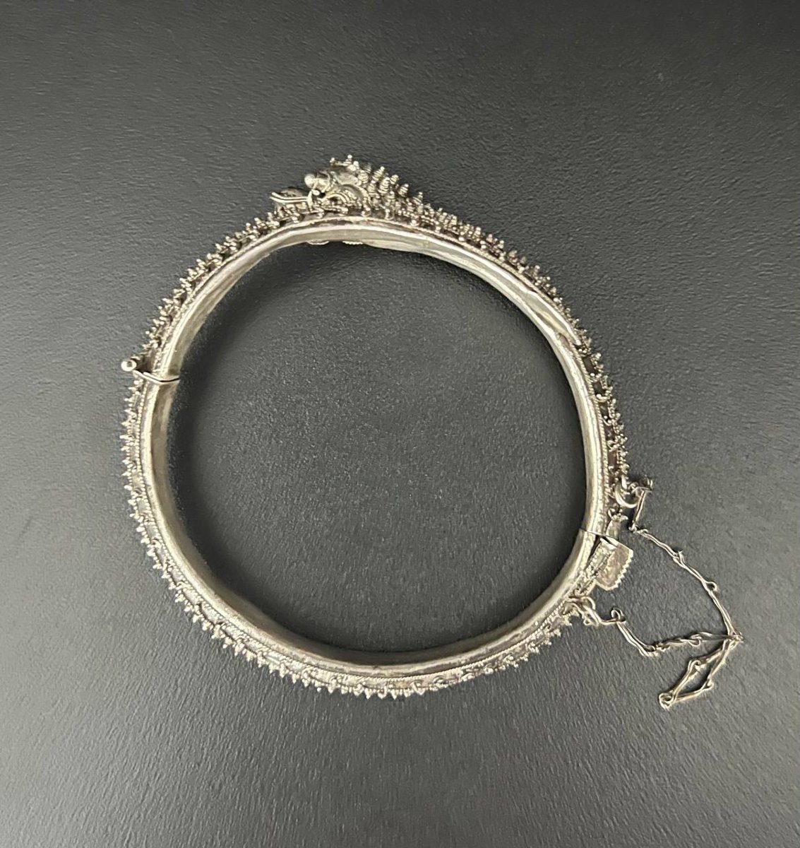 Bracelet rigide ancien asiatique à décor de dragon-photo-1