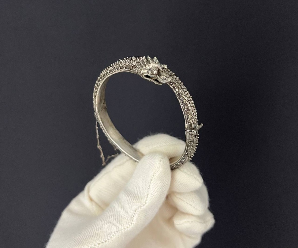 Bracelet rigide ancien asiatique à décor de dragon