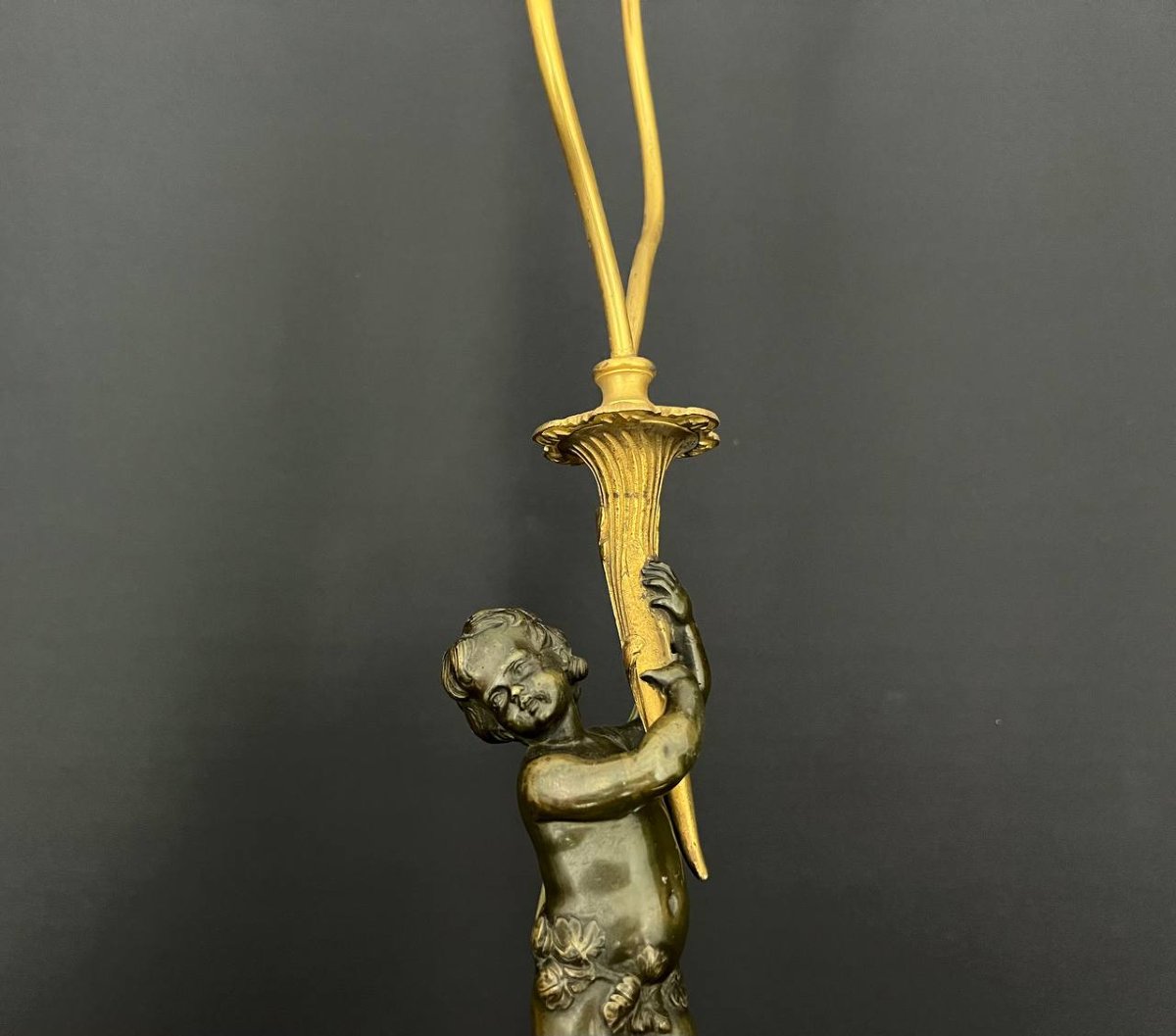 Grande lampe en bronze patiné et doré, putto au cornet – style Louis XVI, début XXe siècle-photo-1