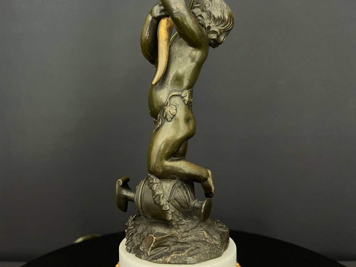 Grande lampe en bronze patiné et doré, putto au cornet – style Louis XVI, début XXe siècle-photo-4
