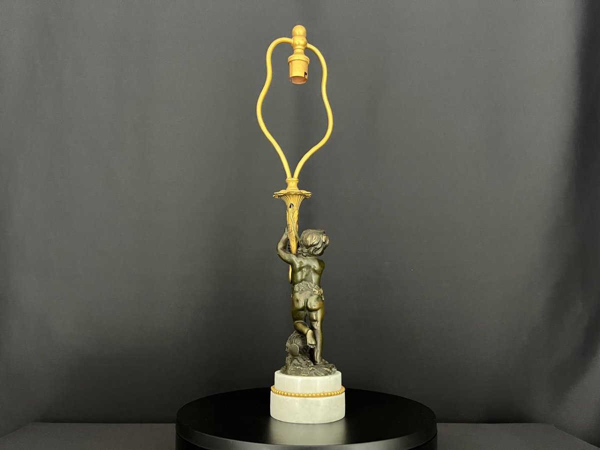 Grande lampe en bronze patiné et doré, putto au cornet – style Louis XVI, début XXe siècle-photo-5