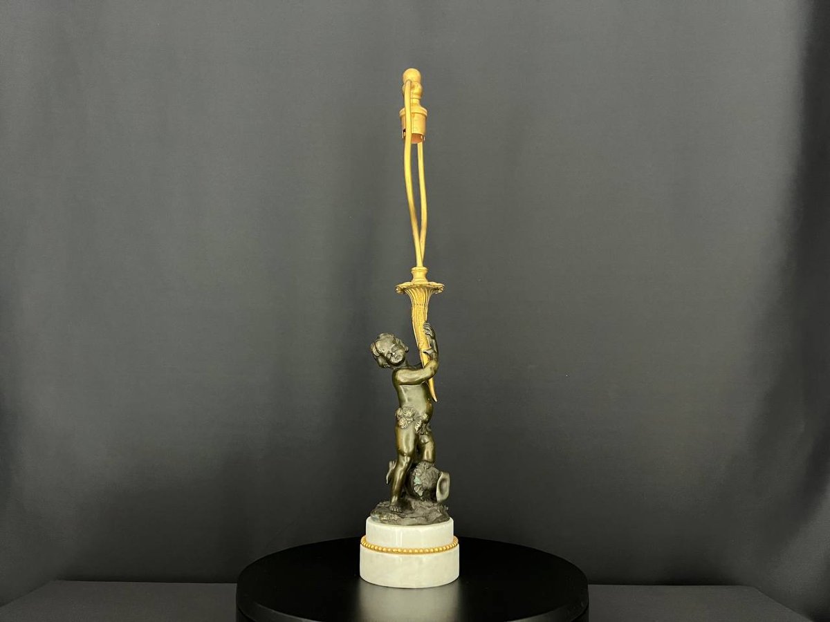 Grande lampe en bronze patiné et doré, putto au cornet – style Louis XVI, début XXe siècle-photo-7